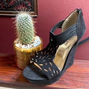 Fancy black wedges